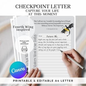 Könnte beinhalten: Druckbarer und bearbeitbarer A4-Brief mit dem Text "Checkpoint Letter, Capture Your Life at This Moment". Der Brief enthält ein Zitat und Platz zum Schreiben. Eine Hand hält einen Stift, bereit, auf das linierte Papier zu schreiben.