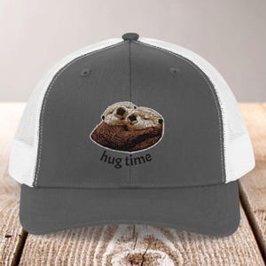 Bestickte Otter Hug Time Trucker Mütze, Cozy Minimal Tier Cap