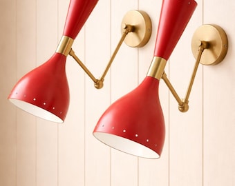 Applique da parete Diabolo Mid Century Modern in ottone anticato rosso con braccio orientabile, stile vintage italiano anni '50, lampada da comodino articolata / decorazione per la casa