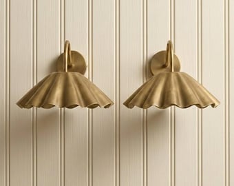 Handmade Scalloped Brass Wall Sconce – Fluted Flower Gooseneck Lamp – Vintage Cottagecore Ruffle Art MCM Wall Light Fixture Home Décor Gift