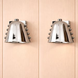 Op de afbeelding: Een rustiek houten bord in het wit met de handgeschreven tekst "Welcome". Het bord heeft een verweerde uitstraling en een decoratief bloemmotief. Ideaal voor een voordeur of hal.