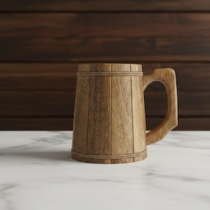Könnte beinhalten: Ein Bierkrug aus Holz mit einem großen Griff. Der Krug besteht aus vertikalen Holzplanken und hat eine hellbraune Farbe. Der Krug steht auf einer weißen Marmoroberfläche mit einem dunkelbraunen Holzhintergrund.