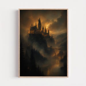 Puede incluir: Una impresi&oacute;n de arte mural enmarcada que representa un gran castillo de piedra con m&uacute;ltiples torres situado sobre una monta&ntilde;a oscura y escarpada. La escena est&aacute; envuelta en una espesa niebla e iluminada por un c&aacute;lido resplandor dorado de atardecer.