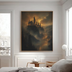 Puede incluir: Una impresi&oacute;n de arte mural rectangular que muestra un paisaje oscuro y atmosf&eacute;rico de un gran castillo sobre un acantilado rocoso. La escena est&aacute; envuelta en una espesa niebla e iluminada por una c&aacute;lida luz dorada desde las ventanas.