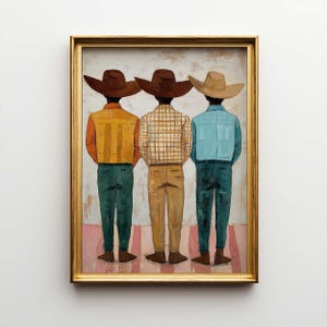 Könnte beinhalten: Ein gerahmtes Gemälde zeigt drei Figuren von hinten, jede mit einem Cowboyhut. Die Figuren tragen Hemden, Westen und Hosen in verschiedenen Farben. Der Hintergrund hat ein strukturiertes, cremefarbenes Aussehen mit einem rosa-weiß gestreiften Muster am unteren Rand.