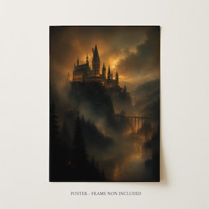 Puede incluir: Un p&oacute;ster rectangular con una ilustraci&oacute;n oscura y atmosf&eacute;rica de un gran castillo sobre un acantilado rocoso al atardecer. La escena incluye densos bosques de pinos, un puente y un r&iacute;o, todo envuelto en una espesa niebla. Texto: POSTER - FRAME NON INCLUDED.