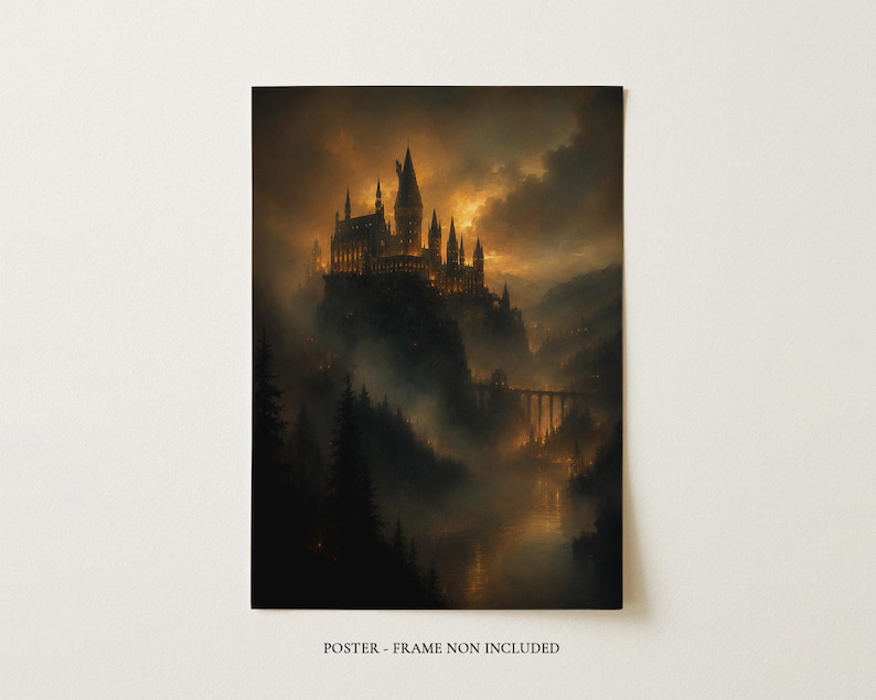 Puede incluir: Un p&oacute;ster rectangular con una ilustraci&oacute;n oscura y atmosf&eacute;rica de un gran castillo sobre un acantilado rocoso al atardecer. La escena incluye densos bosques de pinos, un puente y un r&iacute;o, todo envuelto en una espesa niebla. Texto: POSTER - FRAME NON INCLUDED.