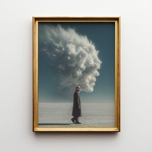 Może przedstawiać: Oprawiony wydruk artystyczny przedstawiający surrealistyczny obraz osoby w długim płaszczu i kapeluszu idącej po białym krajobrazie. Duża chmura w kształcie twarzy unosi się nad głową osoby na tle błękitnego nieba. Rama jest złota.