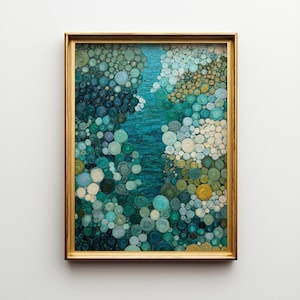 Könnte beinhalten: Gerahmter Kunstdruck mit abstraktem Motiv. Das Kunstwerk zeigt ein strukturiertes Muster aus sich überlappenden Kreisen in Türkis-, Blau- und Grüntönen, mit einem zentralen blauen Bereich. Der goldene Rahmen verleiht dem Stück einen klassischen Touch. Maße in Zentimetern.