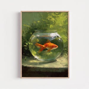 Puede incluir: Impresión artística enmarcada de un pez dorado en un cuenco de cristal. El pez dorado es naranja y nada en agua clara. El fondo presenta un exuberante follaje verde, creando una escena serena y naturalista. La obra es una pintura.
