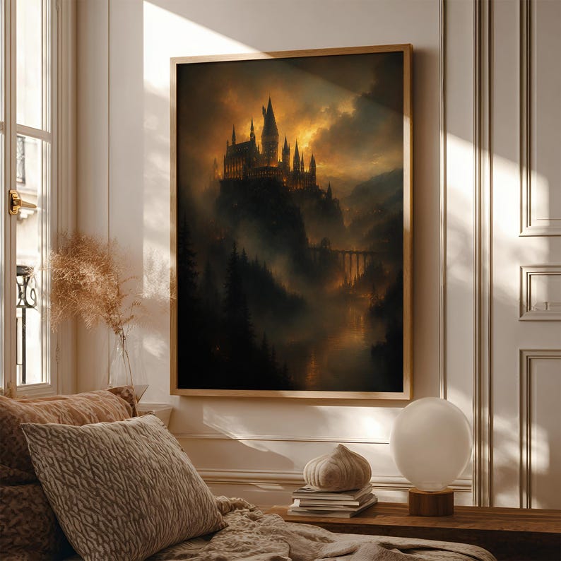 Puede incluir: Una impresi&oacute;n de arte mural vertical enmarcada que representa un gran castillo sobre un acantilado rocoso al atardecer. La escena presenta bosques oscuros y brumosos, un puente de piedra y un cielo dorado brillante reflejado en el agua.
