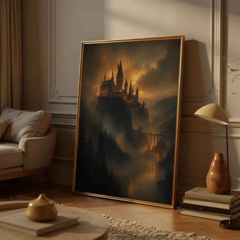 Puede incluir: Una pieza de arte mural enmarcada de forma rectangular que presenta una pintura oscura y atmosf&eacute;rica de un gran castillo sobre un acantilado. La escena est&aacute; iluminada por un c&aacute;lido resplandor dorado entre niebla espesa y &aacute;rboles oscuros.