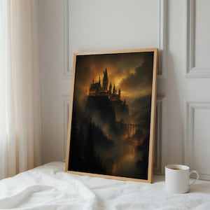 Puede incluir: Una impresi&oacute;n art&iacute;stica enmarcada que muestra un paisaje oscuro y atmosf&eacute;rico con un gran castillo iluminado sobre un acantilado rocoso. La escena est&aacute; llena de niebla espesa, sombras profundas y un cielo dorado brillante sobre un r&iacute;o oscuro.