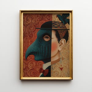 Könnte beinhalten: Ein gerahmtes Kunstwerk mit einem geteilten Porträt. Eine Seite zeigt eine Person mit einer teal-farbenen vogelartigen Maske und einem schwarzen Hut, die andere Seite zeigt ein menschliches Gesicht. Eine rote Fliege ist sichtbar. Ein schwarzer Vogel sitzt auf dem Kunstwerk.