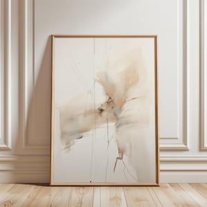 Op de afbeelding: Abstracte kunstafdruk in een houten lijst. Het kunstwerk toont een mix van beige, bruine en zwarte penseelstreken op een witte achtergrond. Dunne zwarte lijnen kruisen de compositie en voegen details toe aan het moderne kunstwerk.