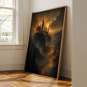 Puede incluir: Una gran impresi&oacute;n art&iacute;stica enmarcada que muestra un paisaje oscuro y atmosf&eacute;rico con un castillo imponente sobre un acantilado rocoso. La escena est&aacute; iluminada por un c&aacute;lido resplandor dorado de atardecer, con siluetas de pinos.