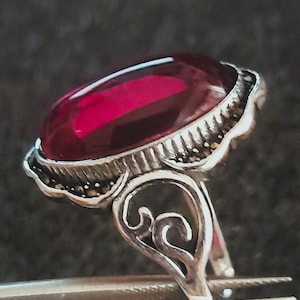 Ring i 925 sterlingsilver med stor naturlig granatsten. Gotisk, handgjord, vintage, bohemisk, filigran. Kan justeras i storlek.