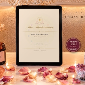 Pode incluir: Um tablet exibindo um gráfico de Human Design personalizado para Max Mustermann, com o texto DEIN HUMAN DESIGN, detalhes de nascimento e informações de perfil. A tela mostra um ícone de estrela central e linhas geométricas circulares.