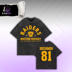 Könnte beinhalten: Dunkelgraues T-Shirt mit dem Text "RAIDERS BOSTON HOCKEY" in Gelb. Auf der Rückseite des Shirts steht "ROZANOV 81" in Gelb. Das Shirt hat einen Vintage-Look.
