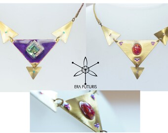 Collier triangle en laiton irisé violet rouge et opale synthétique bismuth de style Art déco géométrique futuriste égyptien