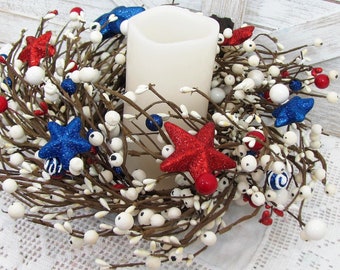 Petite couronne patriotique/bougie bague - couronnes de drapeaux américains - étoiles et baies rouges, blanches et bleues, décoration polyvalente pour porte ou armoire