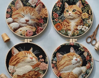 Puede incluir: Cuatro aros de bordado redondos con gatos atigrados naranjas rodeados de diseños florales coloridos. Los gatos se representan con los ojos cerrados y sonriendo. También se ven un dedal, tijeras y carretes de hilo.