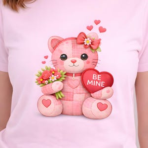 Gato de San Valentín con patchwork PNG: gatito de peluche acolchado con corazones, diseño de camiseta de punto acogedor