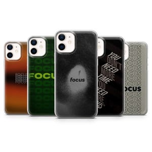 Könnte beinhalten: Eine Sammlung von fünf Handyhüllen mit verschiedenen Designs. Die Hüllen zeigen das Wort "focus" in verschiedenen Schriftarten und Farben sowie motivierende Sätze. Die Hüllen sind in Braun-, Grün-, Schwarz- und Grautönen gehalten.