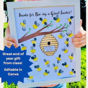 Puede incluir: Una obra de arte enmarcada con un borde blanco, con un diseño con temática de abejas. La obra de arte incluye abejas de huellas dactilares, una rama de árbol y una colmena. El texto dice "¡Gracias por ser un gran maestro!"