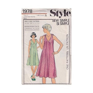以下が含まれることがあります： 肩紐付きノースリーブドレスのStyleブランドの型紙封筒（番号1978）。表紙には緑のギンガムチェックとマゼンタのドレスのイラストが描かれており、Sew SimpleやサイズC 10-12-14-16といったテキストが記載されています。