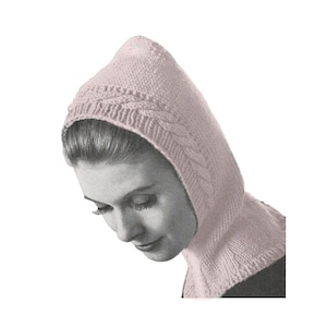 Puede incluir: Un gorro de punto rosa con capucha y un patrón de trenza. El gorro lo lleva puesto una persona con la cabeza baja.