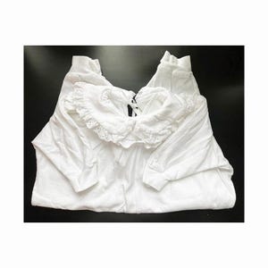 Vintage 80er Jahre Baby Strampler Weiß Baumwolle Strick mit Ösenborte an Passe und Halsband Bindeverschluss Hinten Made in Canada YES BABY
