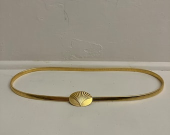 Vintage 70s Gold Tone Stretchy Belt with Shell Design Buckle // Skinny Belt
