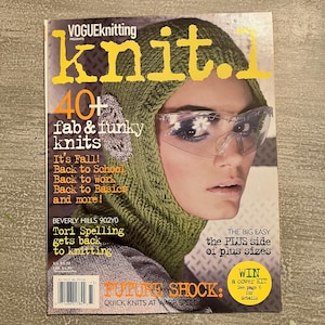 Peut inclure: Une couverture de magazine Vogue Knitting knit.1 montrant une personne portant une capuche en tricot vert et des lunettes de sécurité transparentes. Le texte inclut 40+ fab & funky knits, It's Fall! Back to School, Back to Work, Back to Basics.