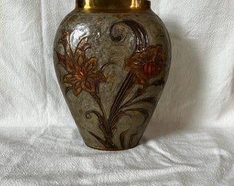 Jarrón floral vintage de latón macizo – Decoración alemana de mediados de siglo
