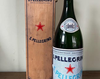 Botella vintage de San Pellegrino de 3 litros en caja de madera de la marca - Decoración italiana