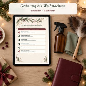 Könnte beinhalten: Ein Tablet mit einem 15-Minuten-Adventskalender mit dem Titel Ordnung bis Weihnachten, daneben eine braune Glassprühflasche, ein grünes Putztuch, ein Staubwedel, ein weinrotes Notizbuch und ein Geschenk mit einer roten Schleife.