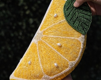 Clutch com detalhes em formato de fatia de limão e miçangas | Bolsa de verão artesanal com corrente dourada