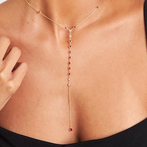Gouden robijnrode lariat-ketting, delicate druppelketting, minimalistische bruidssieraden