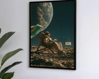 Może przedstawiać: Oprawiony wydruk artystyczny przedstawiający astronautę w białym skafandrze siedzącego na drewnianym leżaku na skalistej powierzchni księżyca. Astronauta trzyma czerwony napój pod pasiastym parasolem plażowym. Mała flaga zawiera napis NOT AVAILABLE.