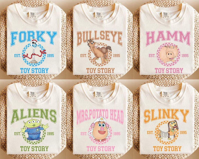 Pu&ograve; includere: Sei magliette color crema con personaggi di Toy Story: Forky, Bullseye, Hamm, Aliens, Mrs. Potato Head e Slinky. Ogni maglietta presenta il nome del personaggio, il testo "EST. 1995" e "TOY STORY" sotto.