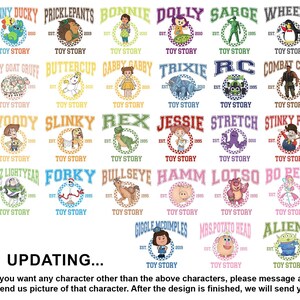 Pu&ograve; includere: Una collezione di colorati design di personaggi di Toy Story, ciascuno all'interno di un emblema circolare con il nome del personaggio e le parole "Toy Story". I design includono personaggi come Woody, Buzz Lightyear e altri, con il testo "Updating..." in basso.