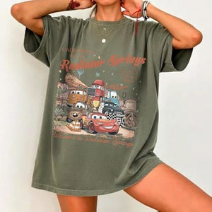 Radiator Springs Comfort Farben Shirt, Lightning McQueen Disney T-Shirt, Pixar Cars Familie Shirt, Disney Urlaub Shirt, Disneyland Shirt Bild 4