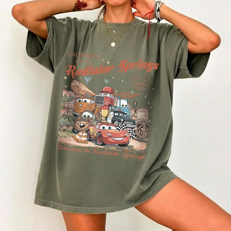 Radiator Springs Comfort Farben Shirt, Lightning McQueen Disney T-Shirt, Pixar Cars Familie Shirt, Disney Urlaub Shirt, Disneyland Shirt Bild 4