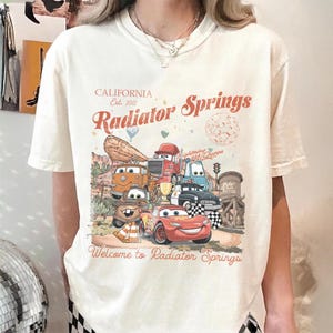 Radiator Springs Comfort Farben Shirt, Lightning McQueen Disney T-Shirt, Pixar Cars Familie Shirt, Disney Urlaub Shirt, Disneyland Shirt Bild 2
