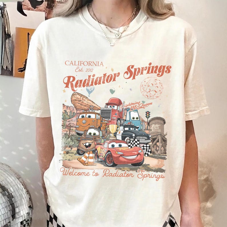 Radiator Springs Comfort Farben Shirt, Lightning McQueen Disney T-Shirt, Pixar Cars Familie Shirt, Disney Urlaub Shirt, Disneyland Shirt Bild 2