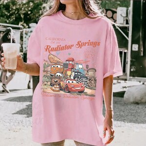Radiator Springs Comfort Farben Shirt, Lightning McQueen Disney T-Shirt, Pixar Cars Familie Shirt, Disney Urlaub Shirt, Disneyland Shirt Bild 6