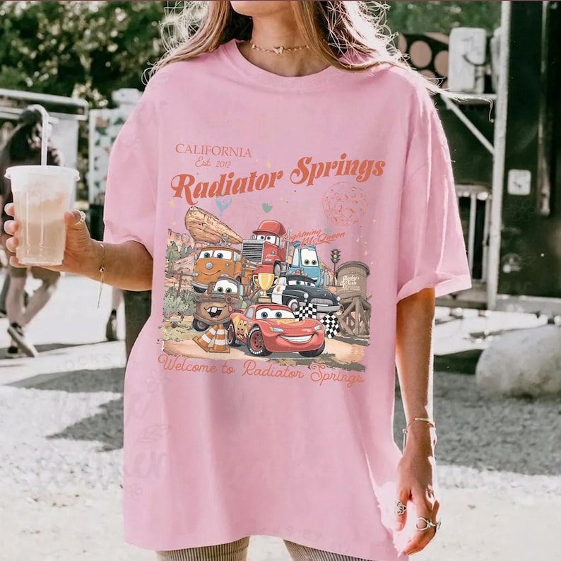 Radiator Springs Comfort Farben Shirt, Lightning McQueen Disney T-Shirt, Pixar Cars Familie Shirt, Disney Urlaub Shirt, Disneyland Shirt Bild 6