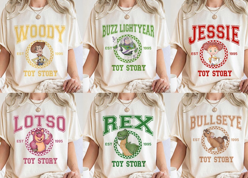 Pu&ograve; includere: T-shirt color crema con personaggi del film "Toy Story". Ogni maglietta mostra il nome di un personaggio in un font universitario, insieme a un'immagine del personaggio e al testo "Toy Story" sottostante. I personaggi includono Woody, Buzz Lightyear, Jessie, Lotso, Rex e Bullseye.