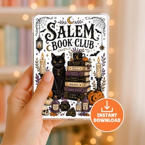 Puede incluir: Una funda de teléfono transparente rectangular con una ilustración gráfica y el texto Salem Book Club. El diseño incluye un gato negro, una pila de libros titulados Witches, Book of Shadows, Potions & Poisons, Folklore & Fables, Magick, Dark Tales y Curses & Hexes, velas, calabazas, una calavera y frascos de pociones.